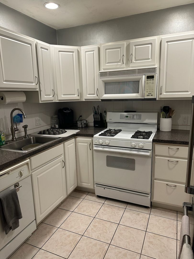 Boston Condo: 111 W 8th St