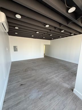 FOR LEASE: PRIME NE SANDY RETAIL / OFFICE SPACE – photo 1