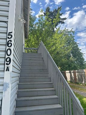 Cozy SE Portland 1 bedroom duplex unit with garage space & shared backyard! – photo 1