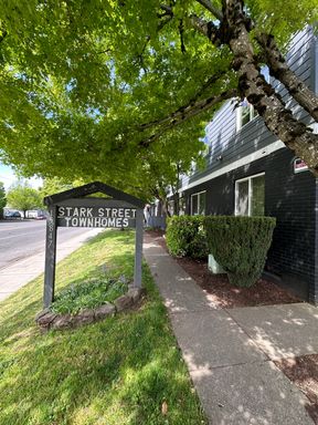 SE Portland 1 Bedroom Upper Apartment Unit – photo 1