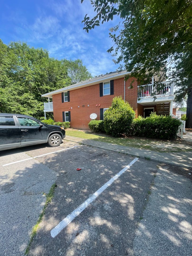 Augusta Apartment: 207 New Petersburg Drive