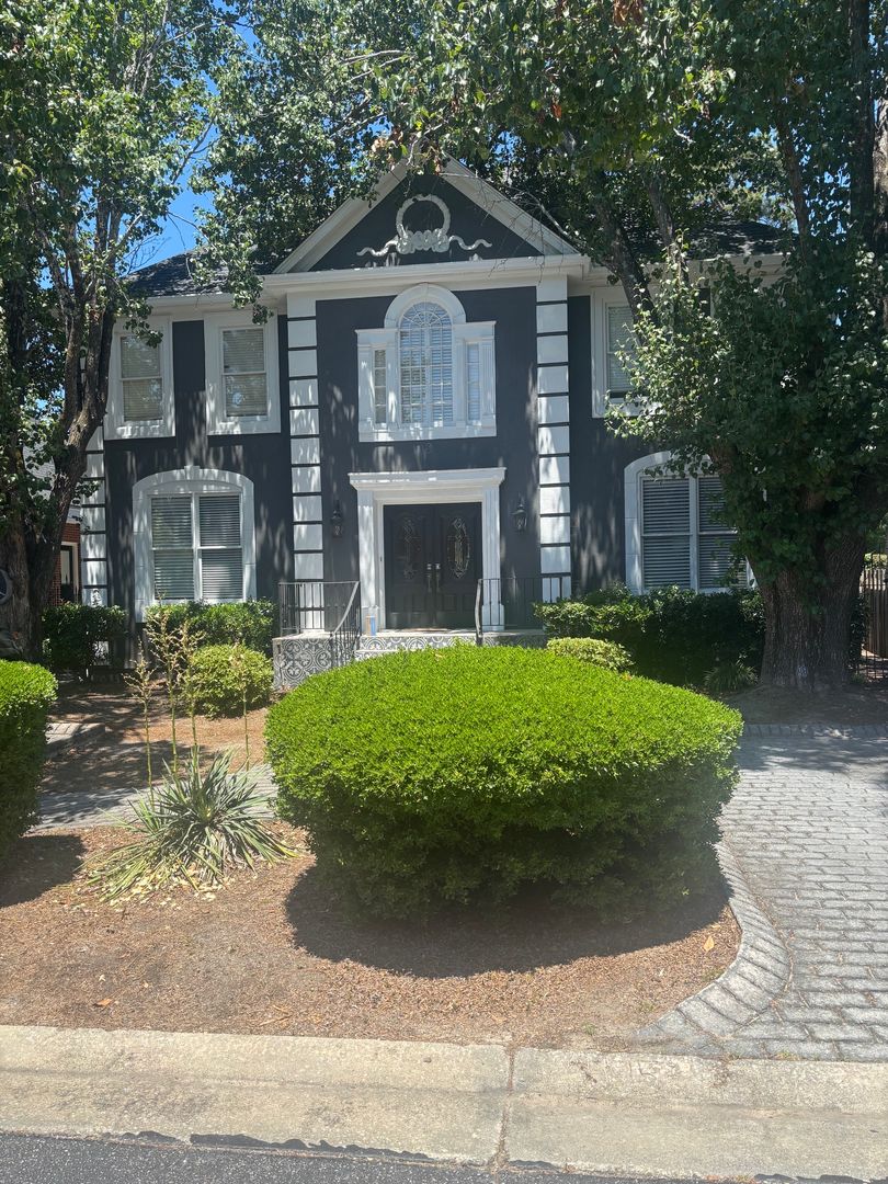 Augusta House: 8 Conifer Square