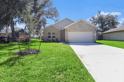 Columbia Lakes --- 4 bedroom/2 bath on an oversized 75' lot!!
