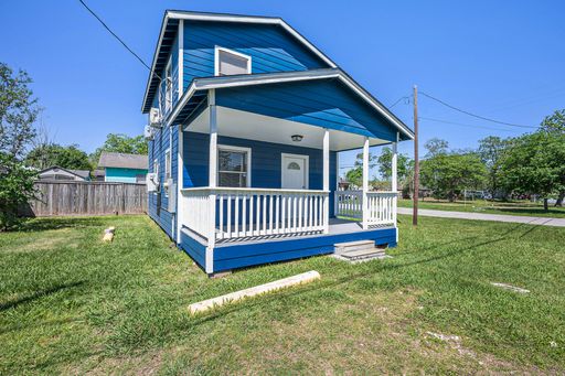 Richmond TX - Newly updated 2 bedroom, 1 bath "A-Frame" type house – photo 1