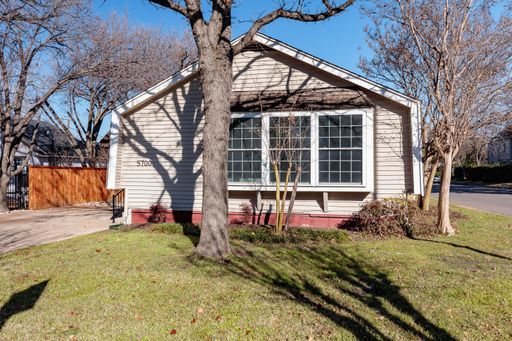 Beautifully renovated 2 bedroom,1 bath duplex in Chamberlain Heights!! LOCATION, LOCATION, LOCATION – photo 1