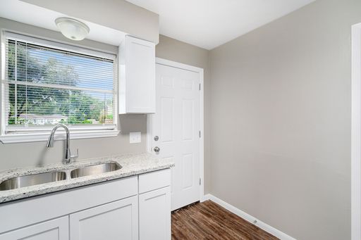 50% OFF 1st MONTHS RENT!! Renovated 2 bedroom 2nd Floor Apartment in the Heart of Conroe TX – photo 1