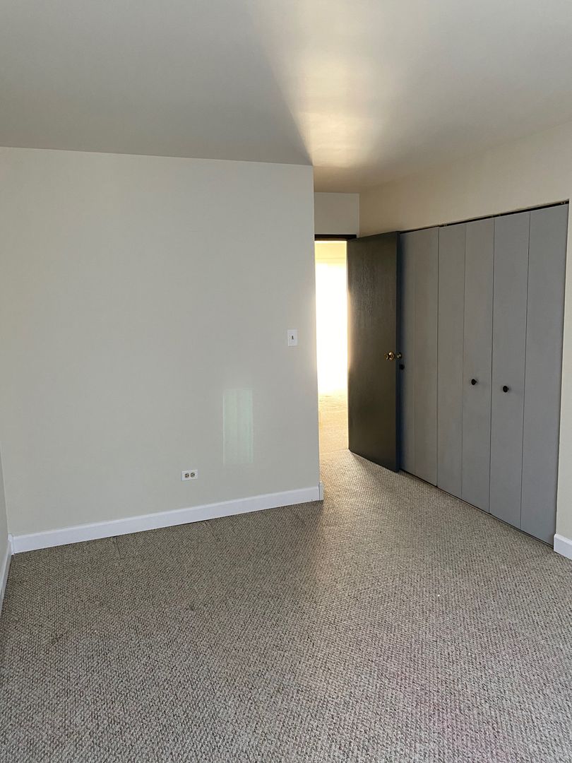 Vernon Hills Apartment: 700 Court of Birch