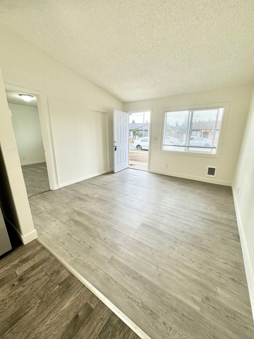 Auburn Apartment: 409 22nd St SE