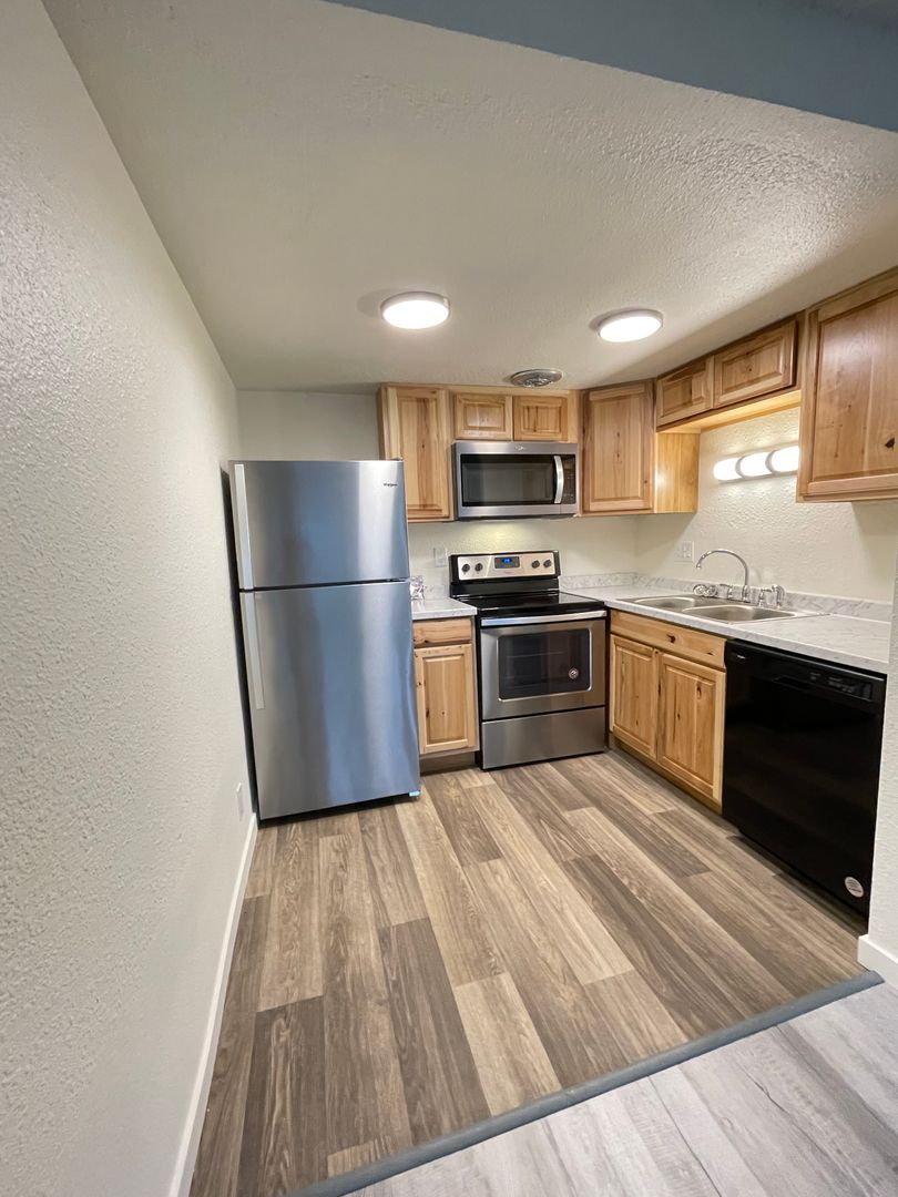 Auburn Apartment: 504 23rd St SE