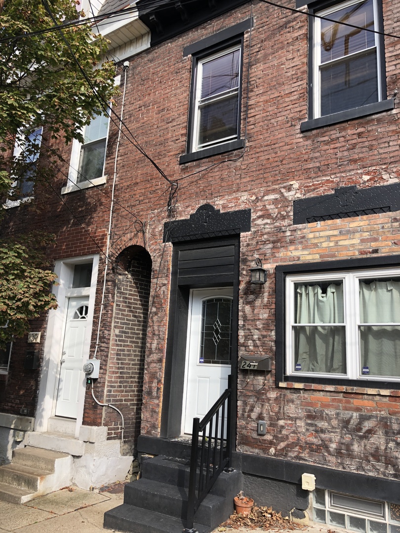 Pittsburgh House: 241 42nd St