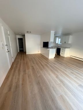 Large 1 Bedroom in downtown Queen Anne! Floor to Ceiling Windows, Great Location! – photo 1