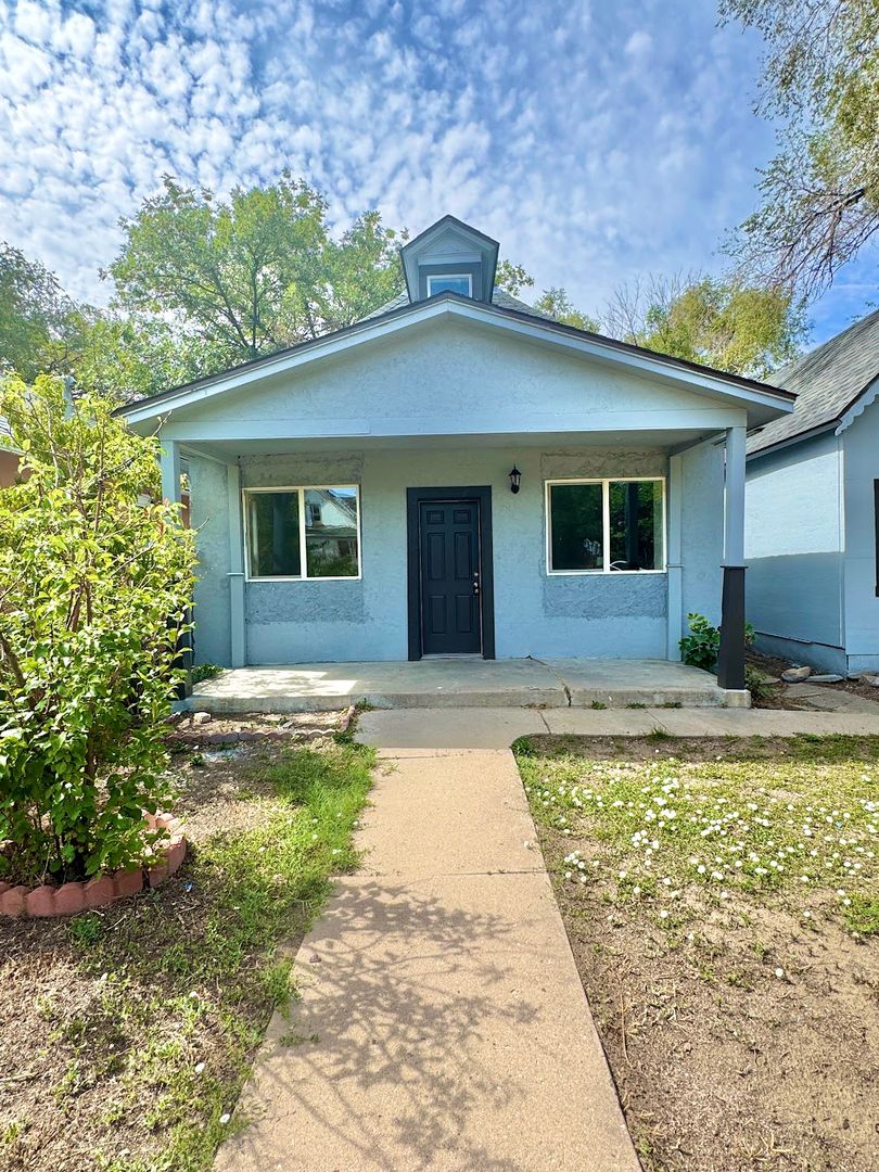 Pueblo House: 908 W 13th St