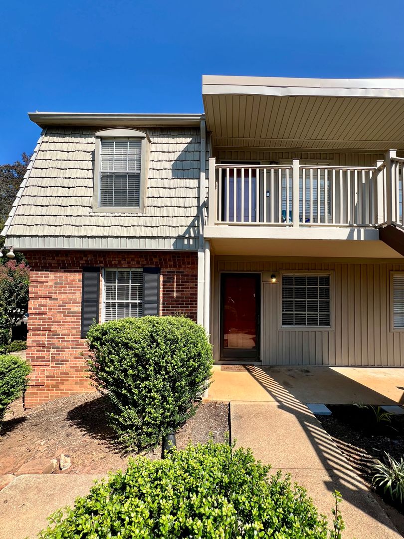 Winston-Salem House: 3826-A Country Club Road