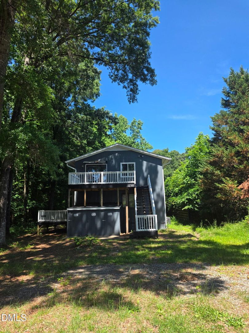 Cary House: 906 W Chatham St