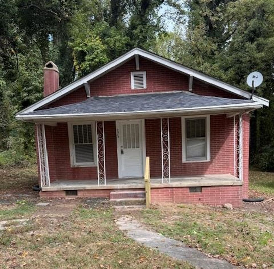 Greensboro House: 3844 Green Point Dr