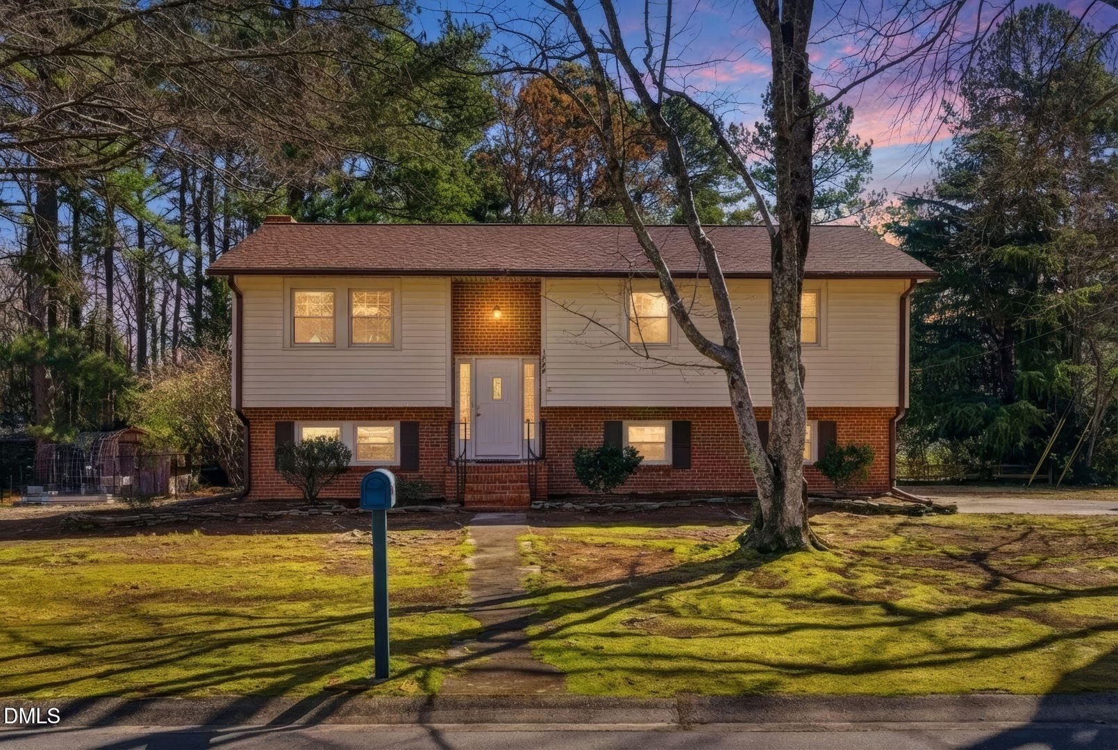 Apex House: 1200 Boxwood Ln