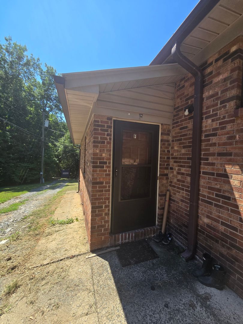 Lexington Apartment: 64 Random Dr