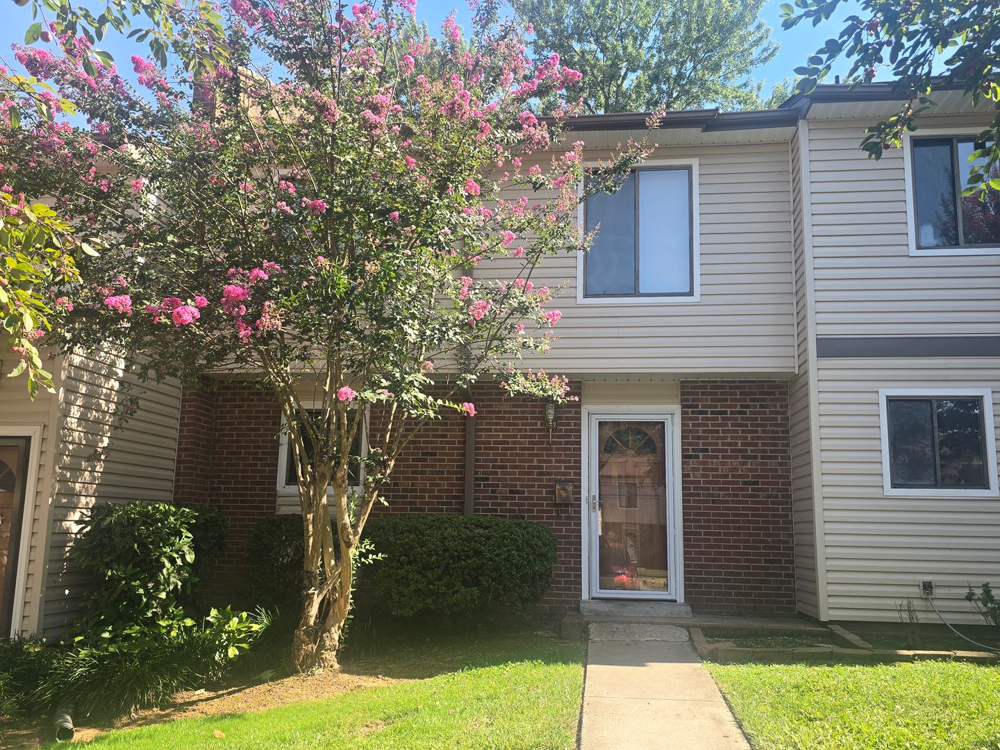 High Point House: 1708 North Hamilton St, Apt E