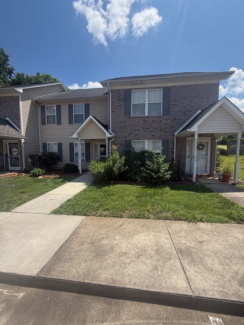Randleman Townhome: 4121 Bentley Dr