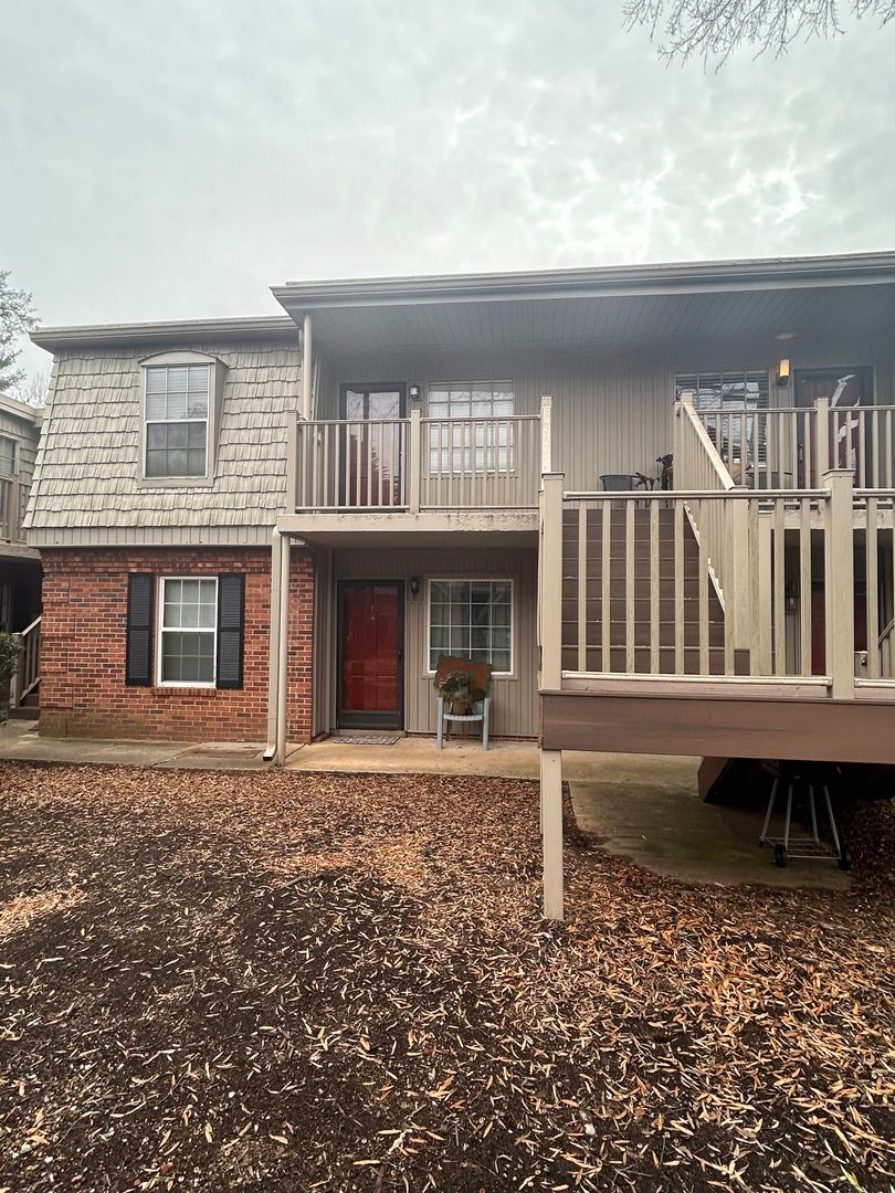 Winston-Salem House: 3824-L Country Club Road