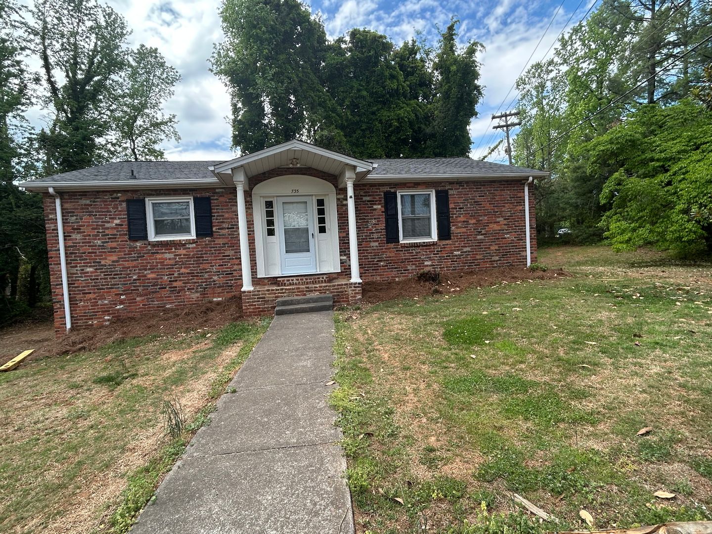 Kernersville House: 735 West Mountain St