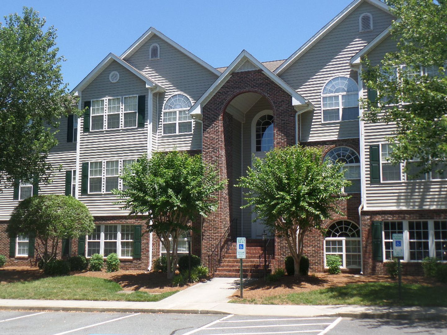 Winston-Salem House: 532 Scholastic Court