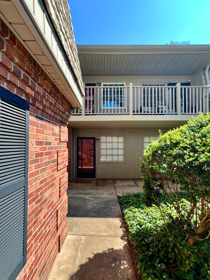 Winston-Salem House: 3816-H Country Club Road