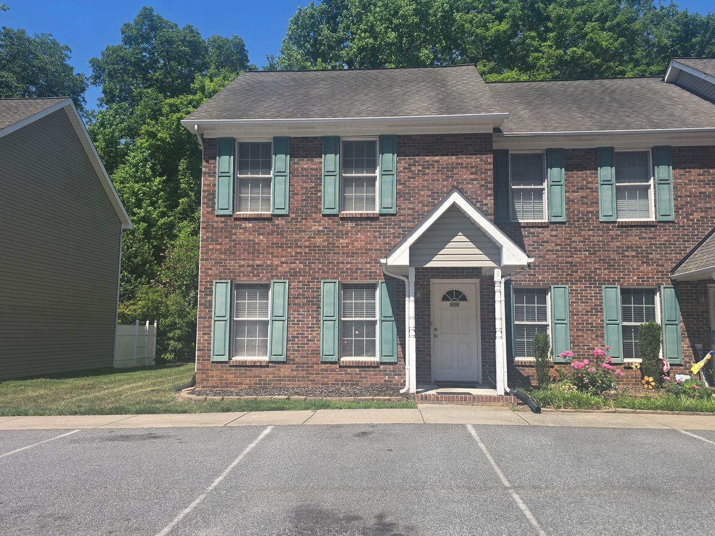 Archdale House: 108 Maple Grove
