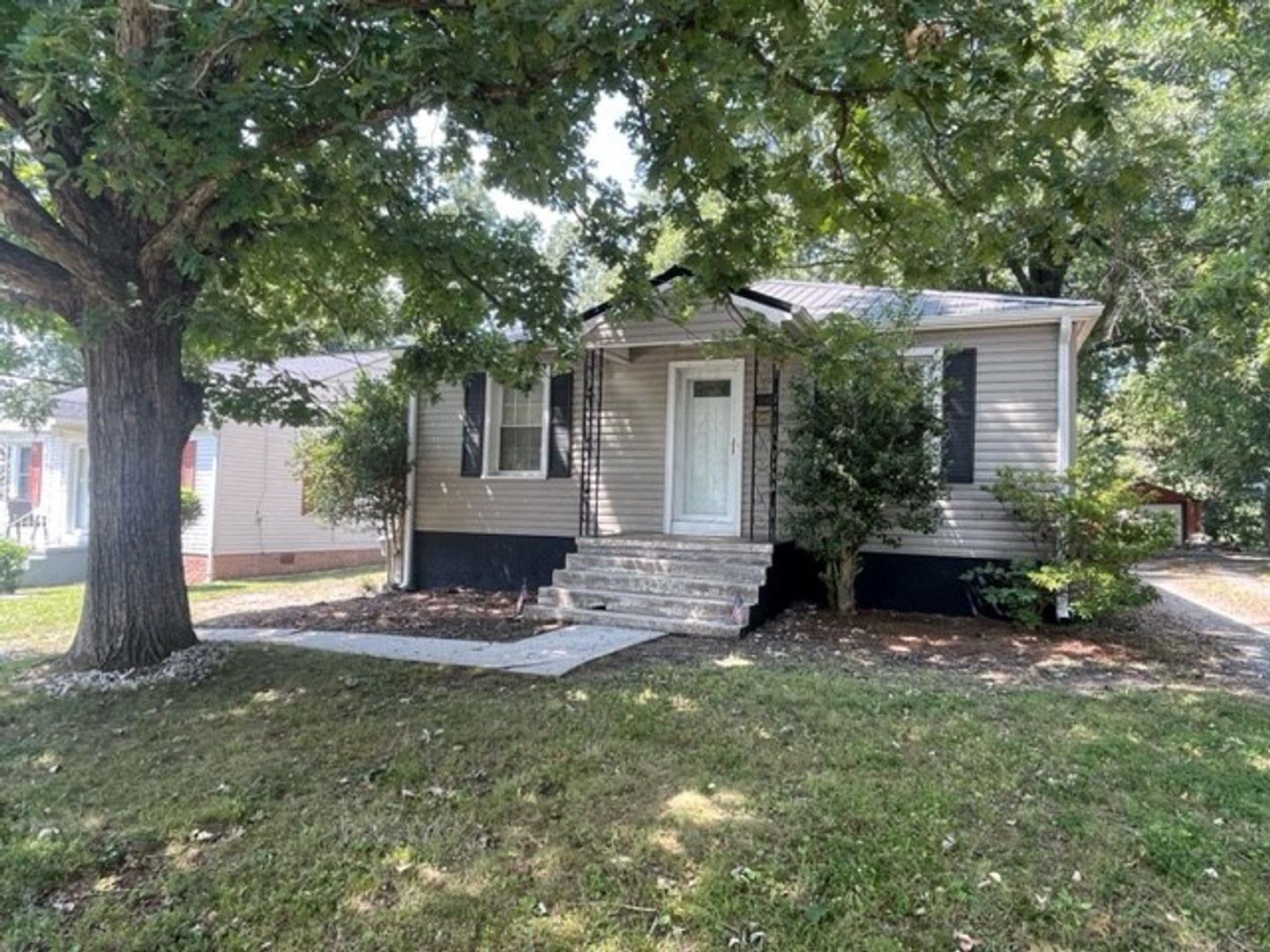 Asheboro House: 1010 Lee St