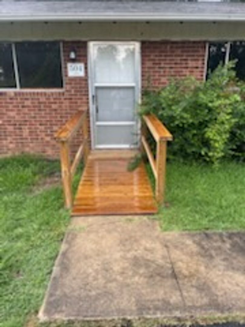 Archdale House: 504 Lake Dr