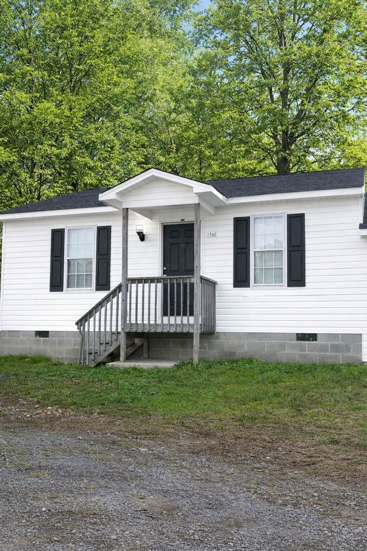 Asheboro House: 1316 Old Liberty Rd, Apt B