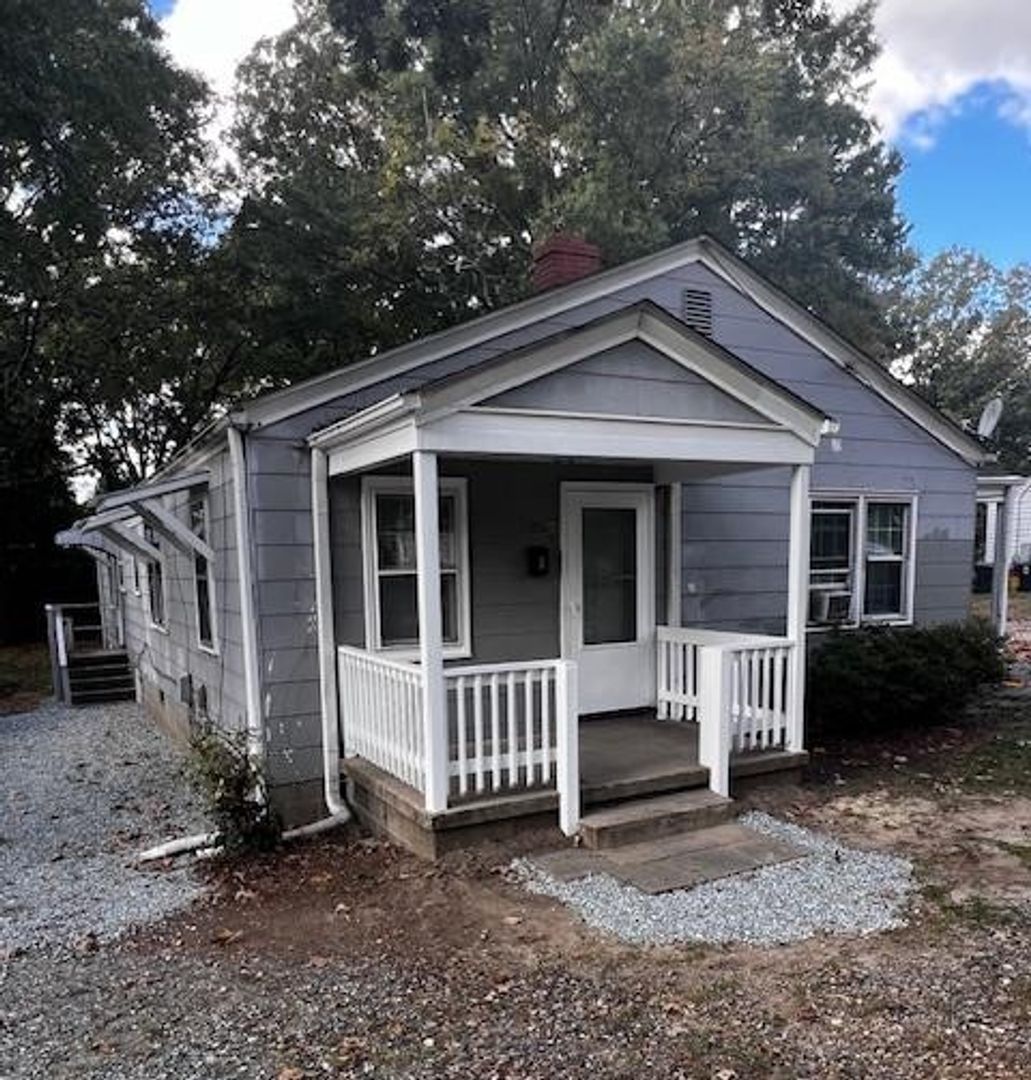 Greensboro House: 1006 Hackett St., Apt B