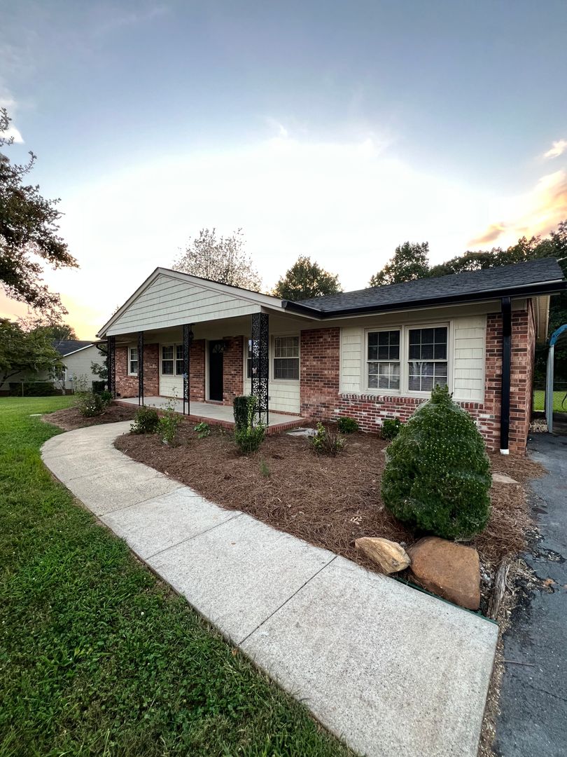 Kernersville House: 712 Lake Dr