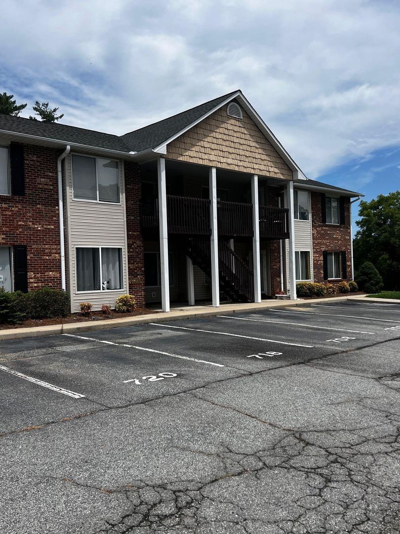 Archdale House: 718 Westbrook Court