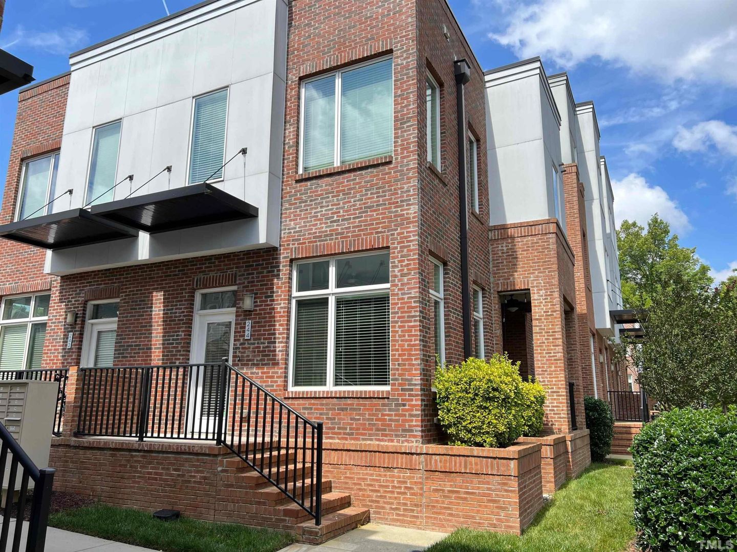 Raleigh House: 244 William Drummond Way