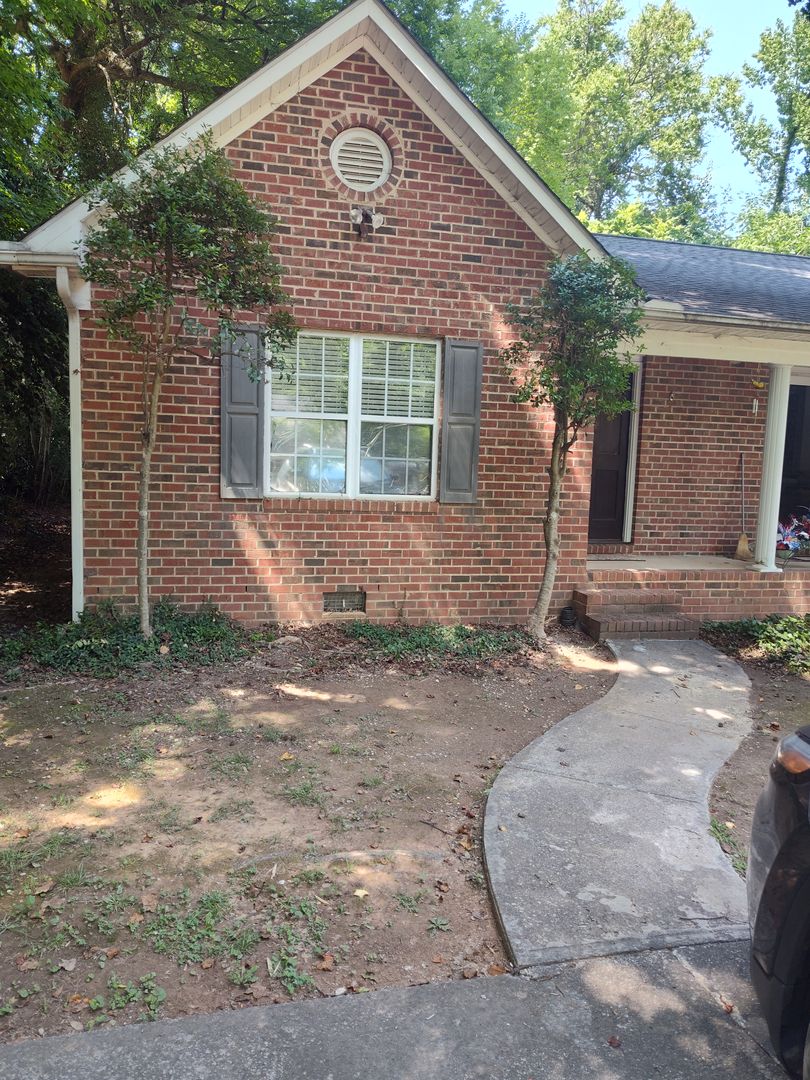Asheboro House: 1228 Winslow Ave.