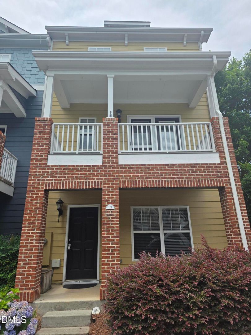Cary Townhome: 124 Braeside Ct