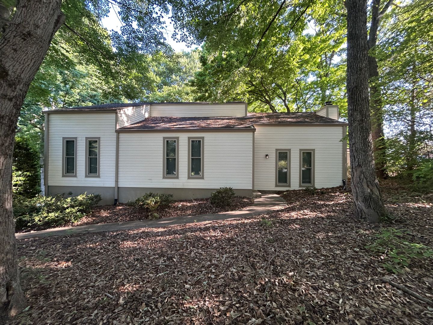 Winston-Salem House: 906 Forestglen Dr