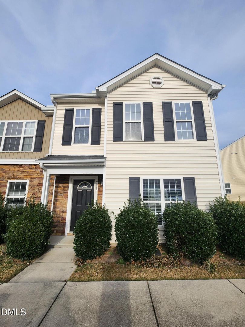 Raleigh House: 2010 Grassy Banks Drive
