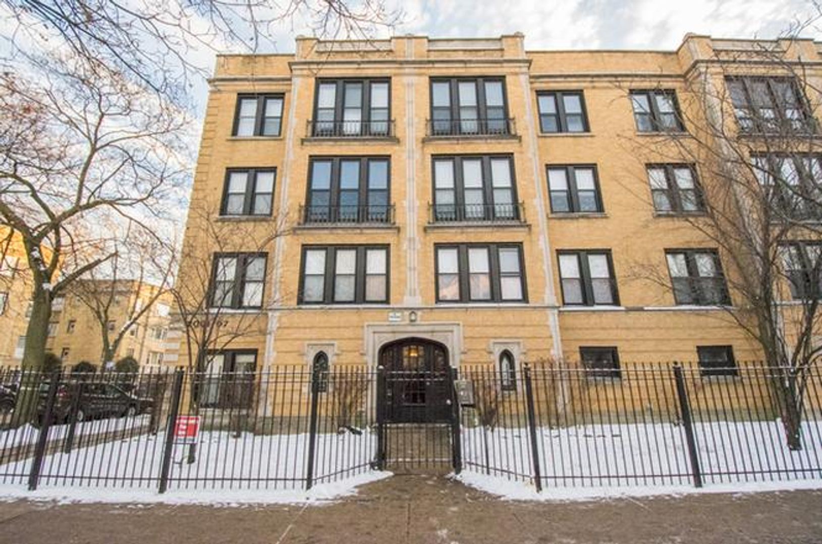 Chicago Apartment: 2001 W Fargo Ave