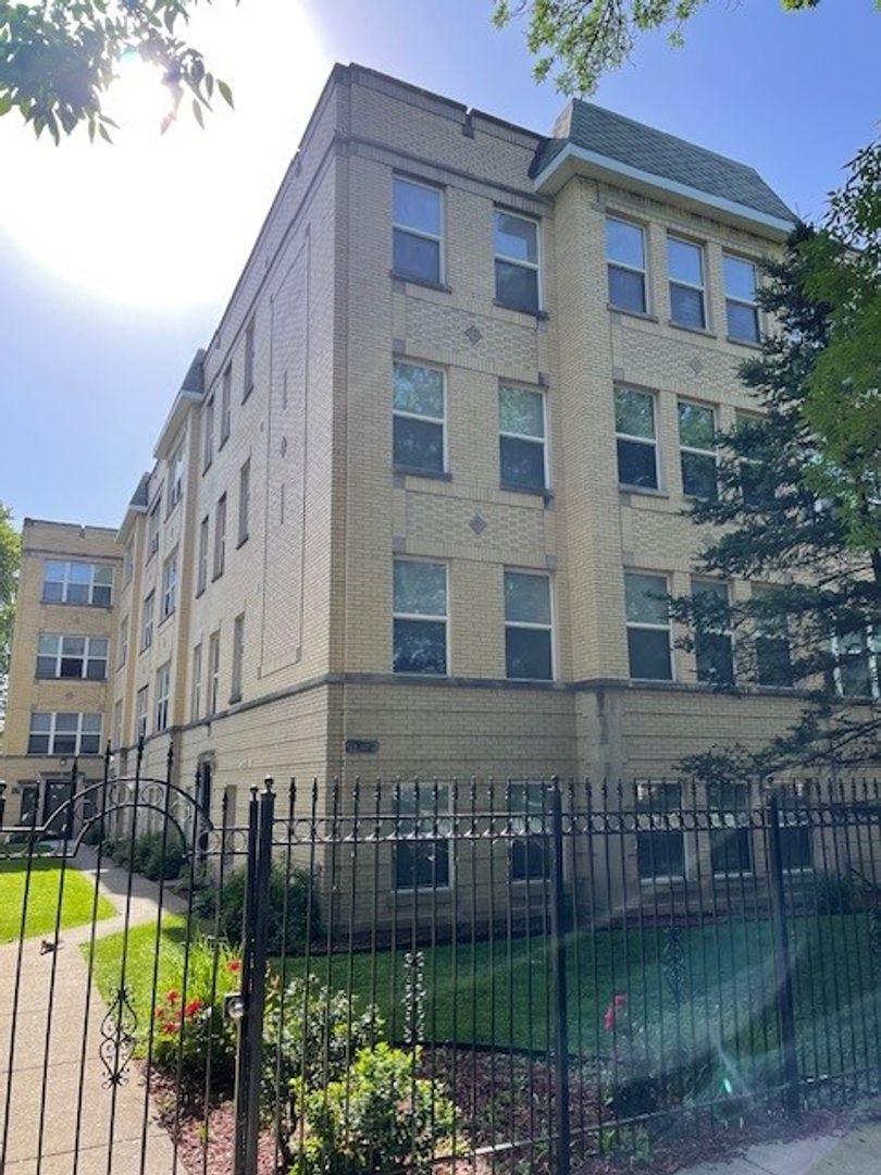 Chicago Apartment: 2321 N Oak Park Ave