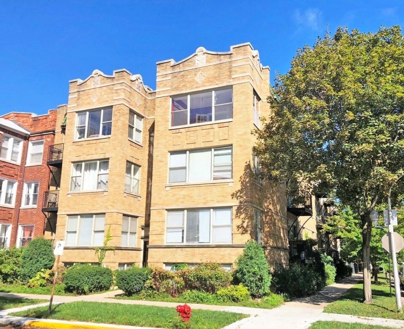 Chicago Apartment: 2000 W Birchwood Ave