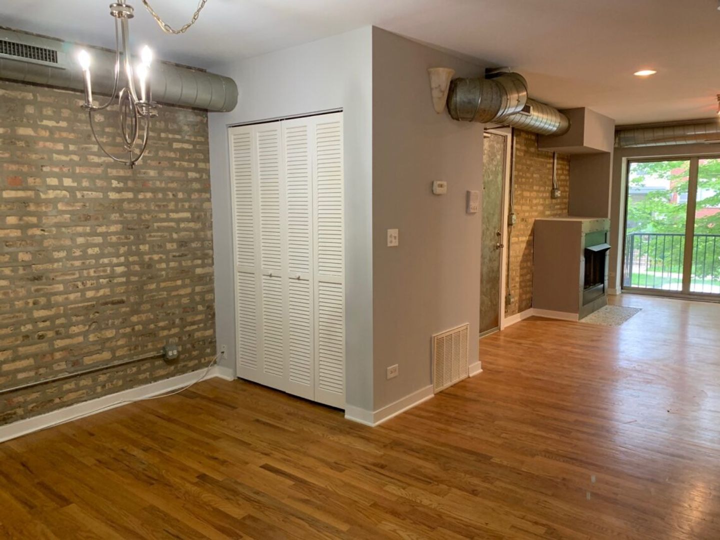 Chicago Apartment: 2000 W Birchwood Ave