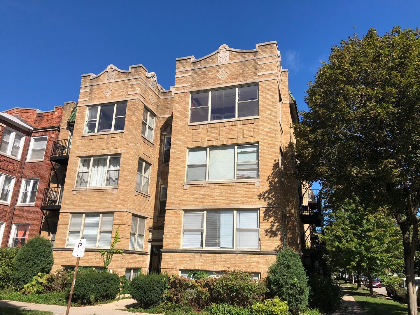 Chicago Apartment: 2000 W Birchwood Ave