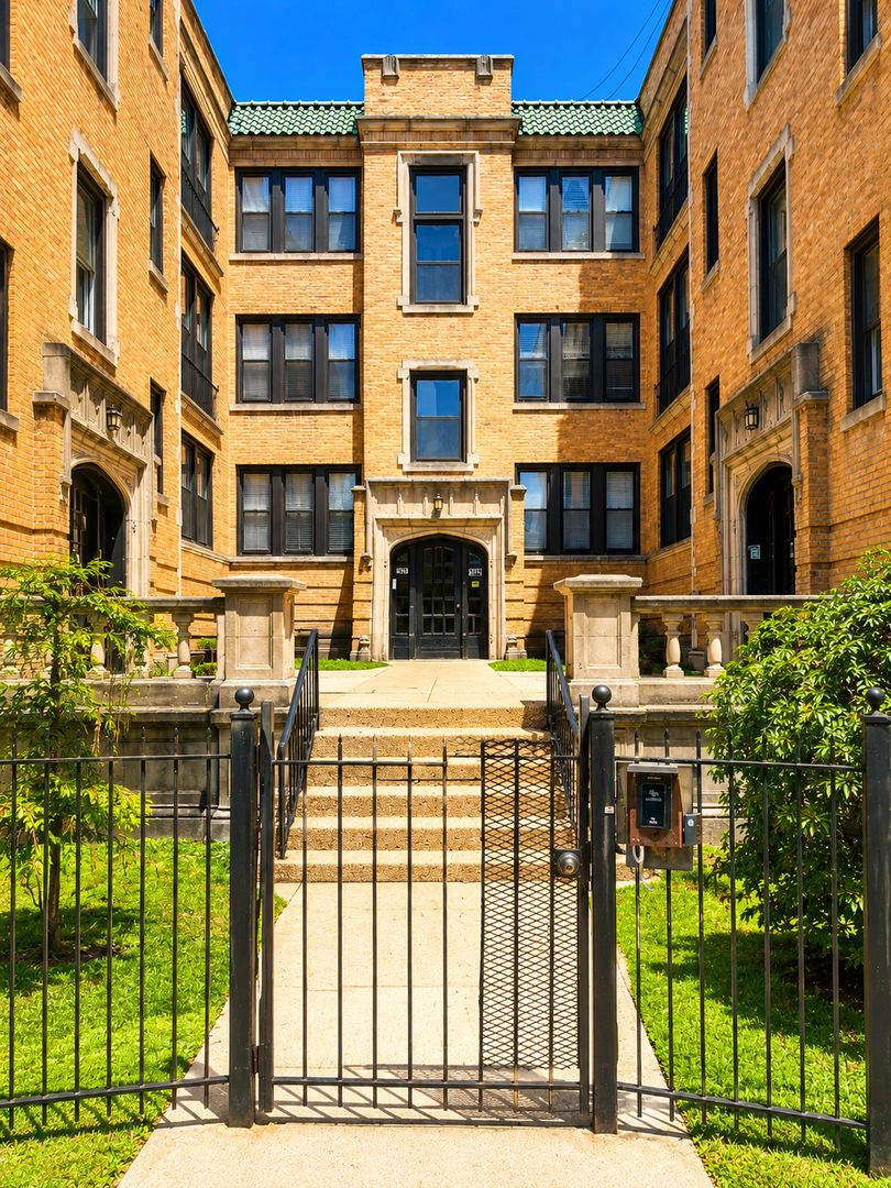 Chicago Apartment: 2001 W Fargo Ave
