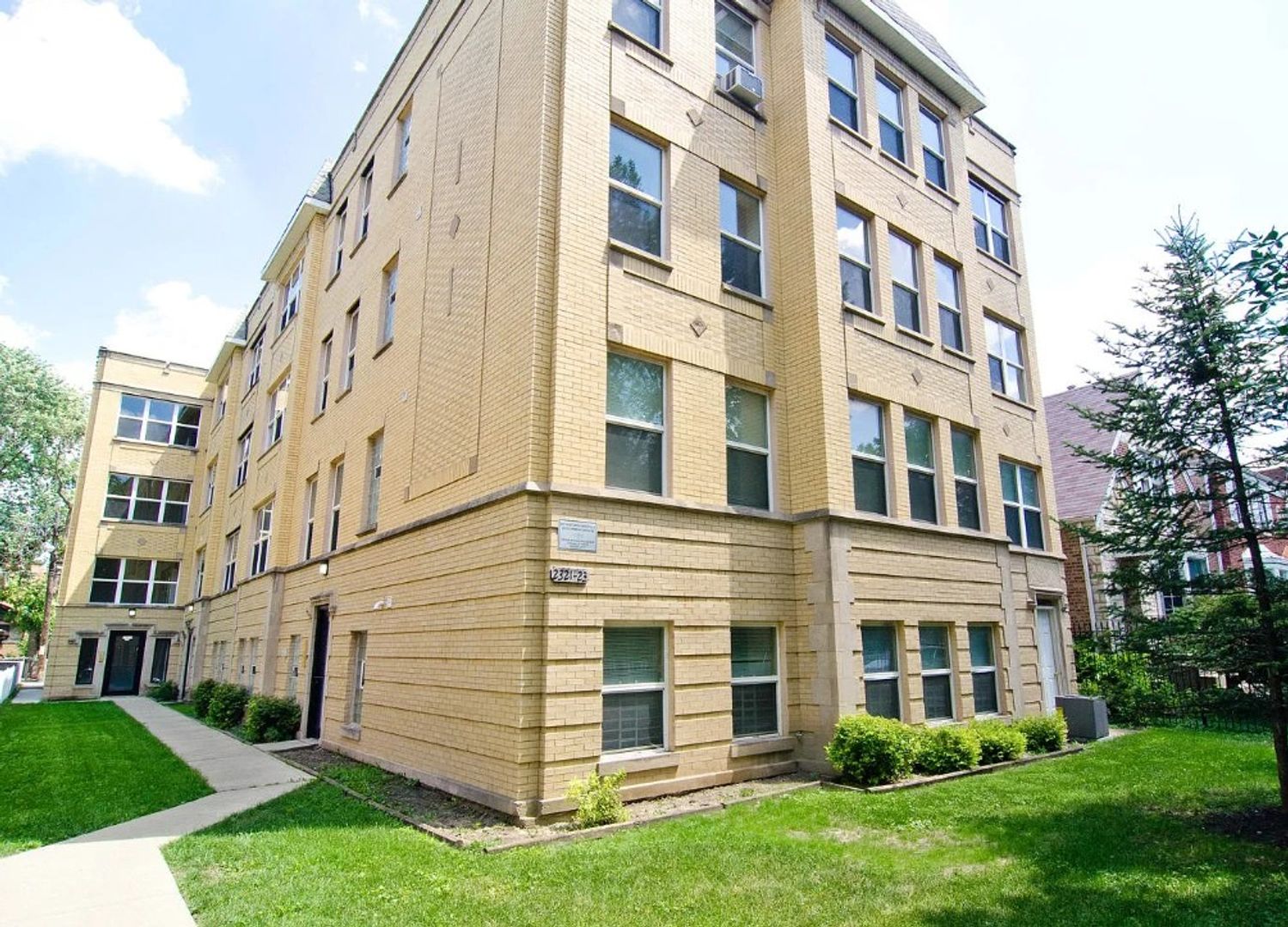 Chicago Apartment: 2321 N Oak Park Ave