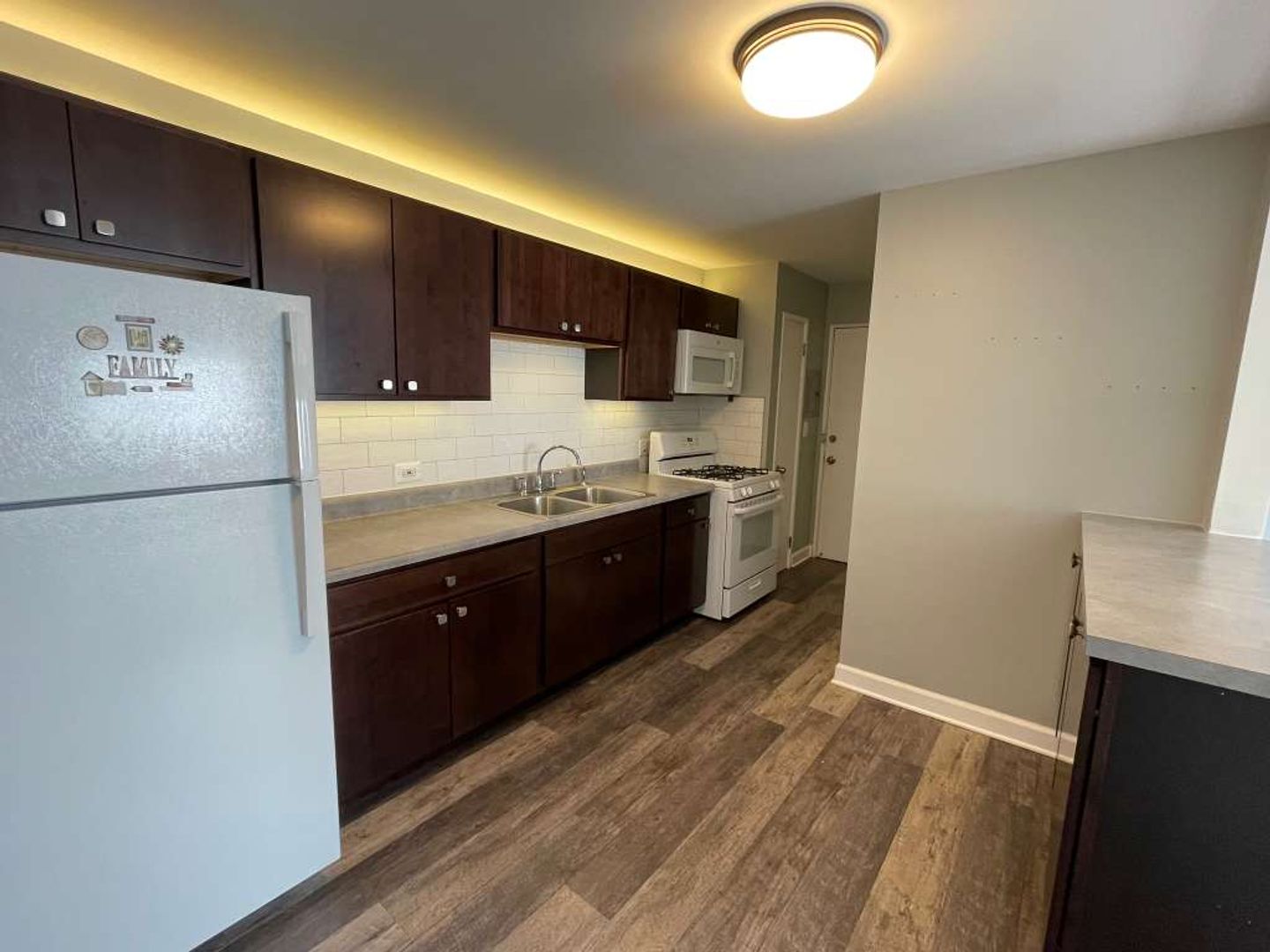 Palatine Apartment: 300 N Brockway Ct