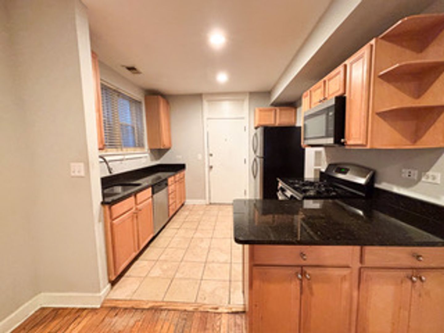 Chicago Apartment: 2641-43 W Estes Ave