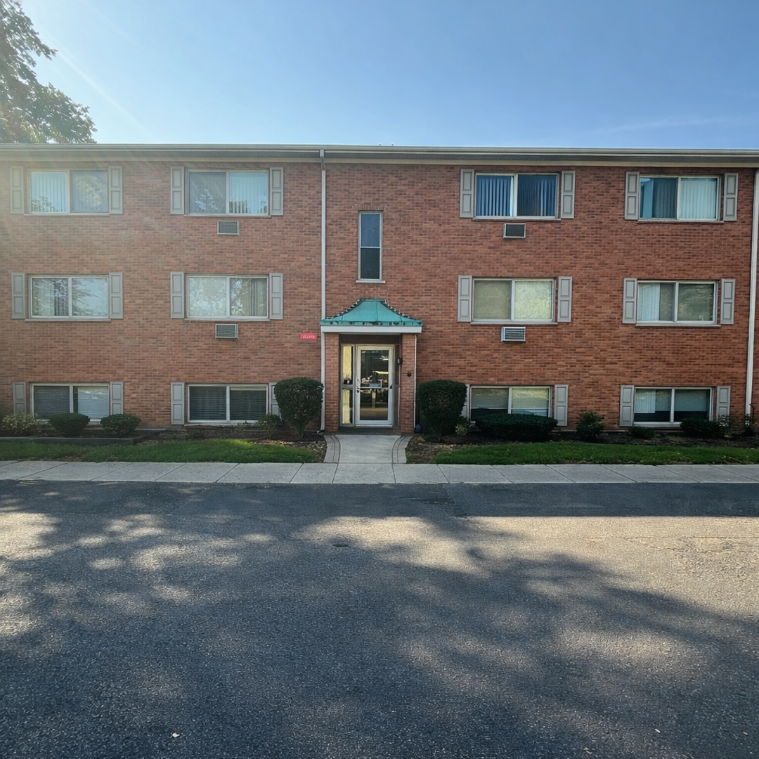 Palatine Apartment: 300 N Brockway Ct