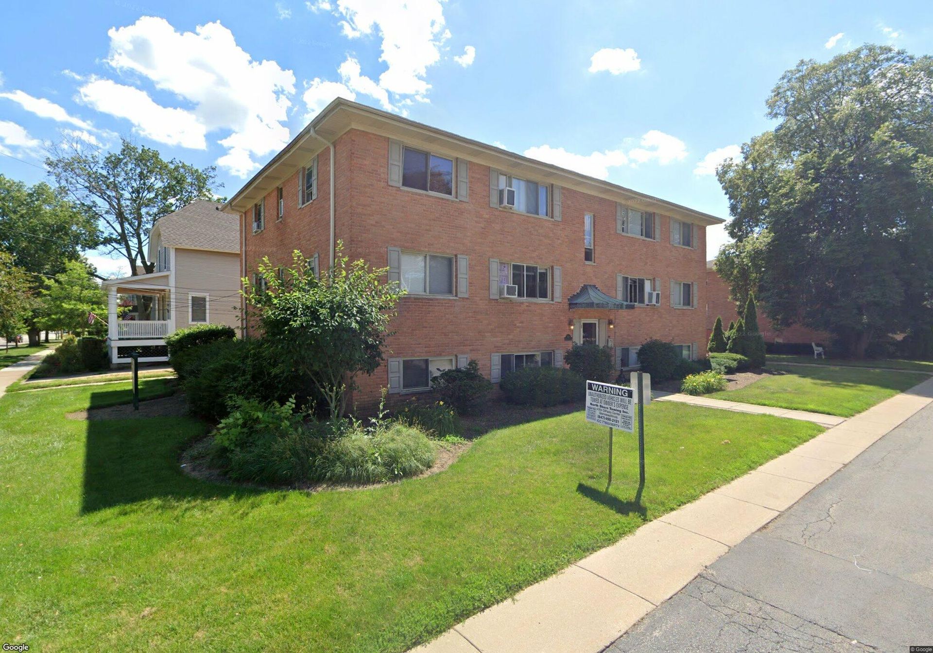Palatine Apartment: 300 N Brockway Ct